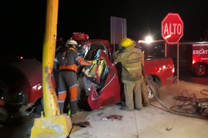 Camioneta con dos jóvenes a bordo se impacta y ambos resultan lesionados.