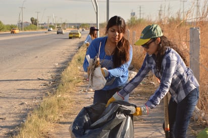 Integrantes de la Comisión de Jóvenes Emprendedores de la Coparmex se unieron al llamado #BasuraChallenge en Torreón. (ROBERTO ITURRIAGA)