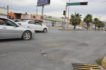 Se quejan de trabajos de bacheo realizados de forma incorrecta a lo largo del bulevar Pedro Rodríguez Triana. (EL SIGLO DE TORREÓN)