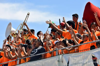 Música y color pueden apreciarse en las tribunas del Territorio Santos Modelo. (Jesús Galindo)