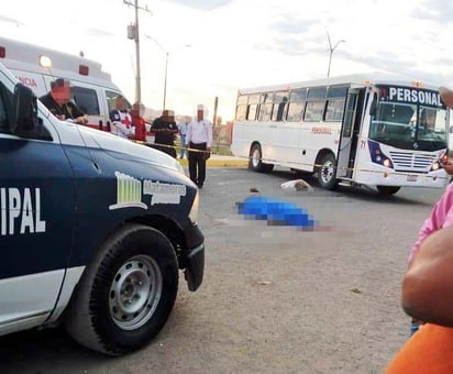 El autobús impactó con la parte frontal del lado derecho el cuerpo del hombre, el cual salió proyectado a cuatro metros, perdiendo la vida al instante. (EL SIGLO DE TORREÓN)