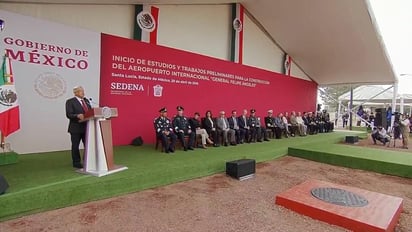 Con maquinaria pesada y equipo topográfico, el presidente Andrés Manuel López Obrador arrancó hoy lunes los estudios y trabajos preliminares para el aeropuerto Felipe Ángeles en la base militar de Santa Lucía. (ESPECIAL)