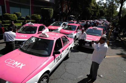 Integrantes del Movimiento Nacional Taxista, que integra a más de 20 mil transportistas en la Ciudad de México y a 200 mil a nivel nacional, anunciaron un paro nacional y el cierre de las principales avenidas de la capital del país el próximo 3 de junio, al considerar que las autoridades han impulsado la competencia desleal del servicio con quienes lo dan con aplicaciones. (ARCHIVO)