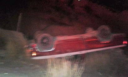 Los peatones caminaban por el acotamiento de la carretera cuando fueron embestidos por el conductor de la camioneta que posteriormente perdió el control y volcó. (EL SIGLO DE TORREÓN)