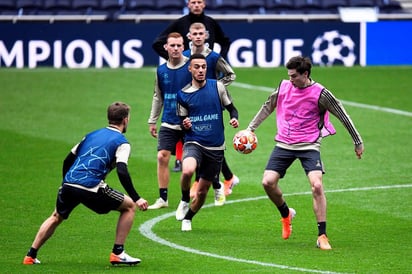 Jugadores del Ajax participaron ayer en un entrenamiento de su equipo en el estadio Tottenham Hotspur, en Londres.