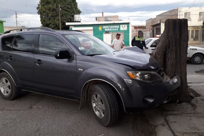 De acuerdo con las autoridades de Tránsito y Vialidad, las dos unidades presentaron daños materiales de consideración. (EL SIGLO DE TORREÓN)