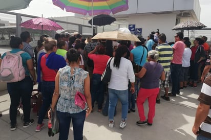 Decenas de personas acudieron a las oficinas de la CFE. (CUAUHTÉMOC TORRES)