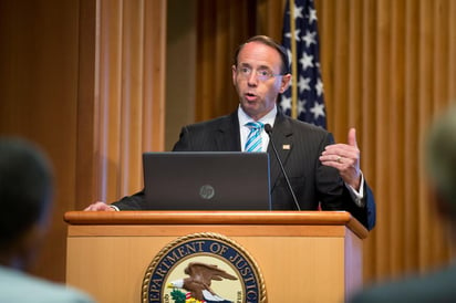 Un diario publicó que Rod Rosenstein había ofrecido al FBI grabar sus conversaciones con Trump; el vicefiscal desmintió la información, pero su lealtad quedó en entredicho. (EFE)