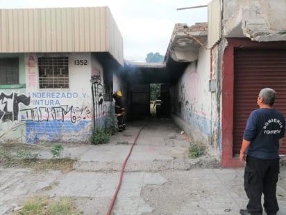 El incendio se registró en la zona Centro de Torreón. (EL SIGLO DE TORREÓN) 