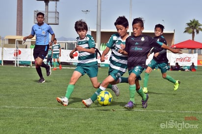 Jugadores de la ASP Fresnillo se miden al AS Campestre, en una de las canchas del TSM. (Ernesto Ramírez)