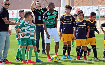 Los profesionales Marlos Moreno y Joel García, del primer equipo albiverde, se metieron a jugar en un partido de la Copa Santos Peñoles. (Erick Sotomayor)