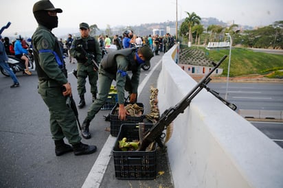 La Operación Libertad fue inicialmente convocada por Guaidó para mañana, a propósito de conmemorarse este primero de mayo el Día Internacional de los Trabajadores, pero el gobernante temporal decidió adelantarla. (AP)