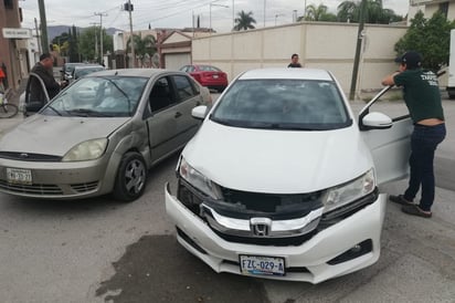 Fuerte impacto se suscitó en el cruce de la calle del Sol y Paseo del Amanecer, en Ampliación La Rosita.