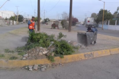 Cuadrillas de trabajadores atendieron las quejas expuestas por habitantes de la colonia Parque Hundido.