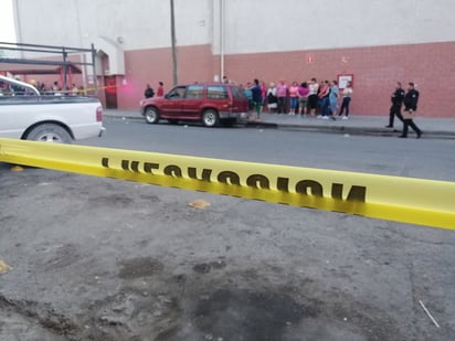 Muere hombre dentro de camioneta en el Centro, esperaba a que su esposa regresara de las compras.