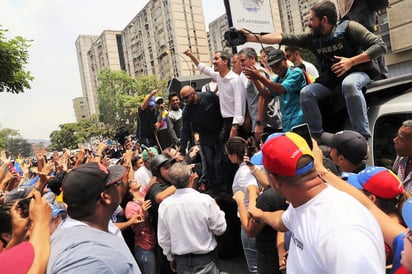 'Vamos a seguir liberando a los presos políticos (como) Juan Requesens, Gilber Caro', señaló el líder opositor ante cientos de simpatizantes. (EFE)