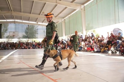 Pequeños maderenses disfrutan su día con diferentes actividades y regalos en la Deportiva. (EL SIGLO DE TORREÓN/CLAUDIA LANDEROS)