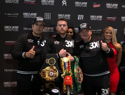 Saúl 'Canelo' Álvarez (c) junto a su entrenador, Eddy Reynoso (i), y su mánager-entrenador, José 'Chepo' Reynoso. (NOTIMEX)