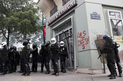 Miembros de la policía antidisturbios patrullan durante una manifestación de los sindicatos y de los 'chalecos amarillos' para conmemorar el Día Internacional de los Trabajadores, en París, Francia. (EFE)