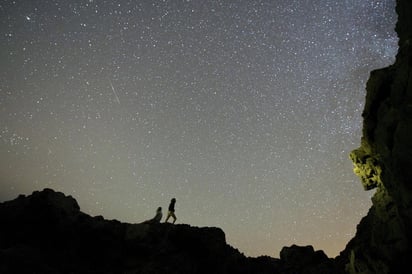 La Luna nueva del 4 de mayo brindará la oportunidad de contar con un cielo oscuro, lo cual facilitará la observación de la lluvia de meteoros Eta Acuáridas de este año. (ARCHIVO)