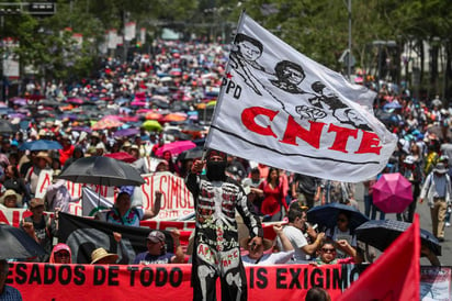 Maestros y agremiados a la Sección XVIII de la Coordinadora Nacional de Trabajadores de la Educación (CNTE) tomaron casetas este jueves, como parte de las acciones enmarcadas en un paro laboral de 48 horas para protestar contra la Reforma Educativa. (EL UNIVERSAL)