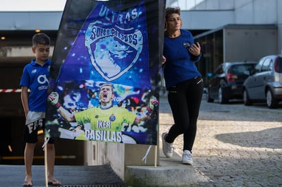 Familiares, compañeros y aficionados se acercaron hoy al hospital de Oporto en el que está ingresado Iker Casillas para arropar y mostrarle su apoyo al guardameta español. (ARCHIVO)