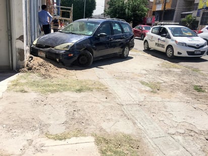 Causó daños a un vehículo estacionado y terminó sobre la banqueta. (EL SIGLO DE TORREÓN)