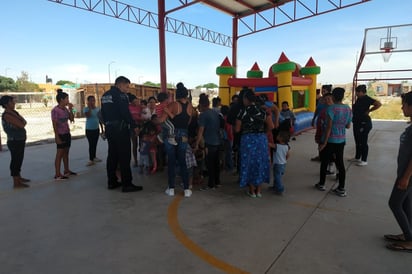 Policías conviven con niñas y niños de dos instituciones educativas por su día. (EL SIGLO DE TORREÓN)