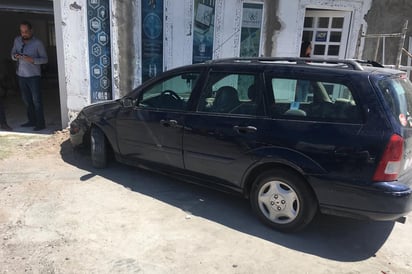 El vehículo Ford Focus se impactó contra un automóvil estacionado y posteriormente se subió a la banqueta. (EL SIGLO DE TORREÓN)