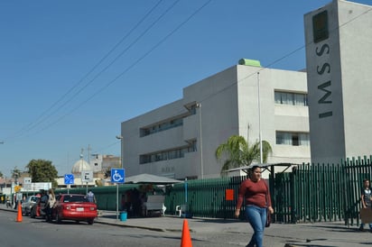 La trabajadora de una pizzería fue lesionada con arma de fuego, la trasladaron al IMSS. (EL SIGLO DE TORREÓN)