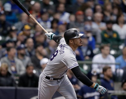 Nolan Arenado se fue de 5-3, produjo dos carreras y anotó otras dos en la victoria de los Rockies 11-6 sobre Cerveceros. (AP)