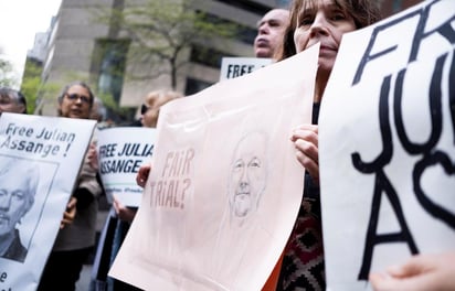 Un grupo de personas se concentra frente al edificio que alberga el Consulado británico en NY. (EFE)