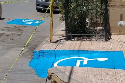 Comienzan acciones como rehabilitación y pintura de rampas y espacios de estacionamiento para personas con discapacidad. (EL SIGLO DE TORREÓN/CLAUDIA LANDEROS)