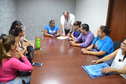 Ayer, las mujeres dialogaron con el regidor del PAN y presidente de la Comisión de Seguridad Pública, Eduardo González. (FERNANDO COMPEÁN)