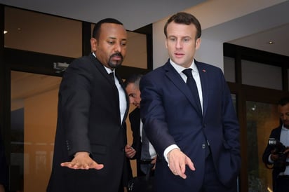 El primer ministro etíope, Abiy Ahmed (i), y el presidente francés, Emmanuel Macron. (ARCHIVO)