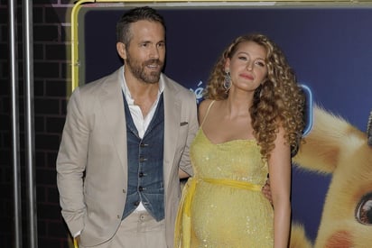 Blake Lively soprendió al lucir su barriga de embarzada junto a su pareja el actor Ryan Reynolds, durante la alfombra amarilla de la premier de Detective Pikachu. (ARCHIVO)