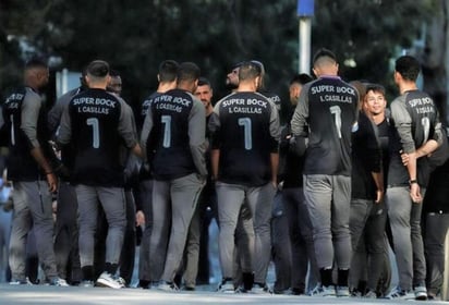 La expedición del vigente campeón del campeonato portugués llegó al hospital en el autobús oficial del equipo para interesarse por el estado de salud del internacional español y transmitirle ánimos. (ESPECIAL)