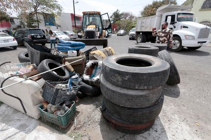 Se trabaja de forma coordinada para que sea permanente la descacharrización y que no haya objetos en los cuáles se acumule agua, desde fichas, botellas, etc. (ARCHIVO)
