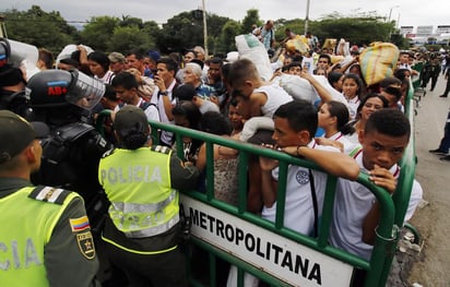 Por el Simón Bolívar, la Guardia Nacional Bolivariana de Venezuela (policía militarizada) solo permite cruzar a personas enfermas, mujeres embarazadas, niños y ancianos. (EFE)
