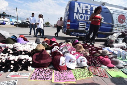 Los vendedores, ofrecían su mercancía a las largas filas de monclovenses que esperaba su turno para ingresar al lugar del evento. (ARCHIVO)