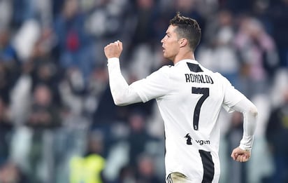 Cristiano Ronaldo celebra tras anotar al minuto 83 un golazo de cabeza, con lo que la Juventus igualó a un tanto con Torino. (EFE)