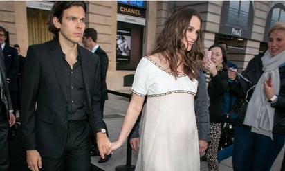 Embarazada. Keira y su esposo, James Righton. (EL PAÍS)