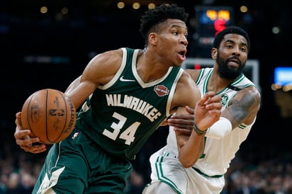 Giannis Antetokounmpo anotó 32 puntos y bajó 13 rebotes en la victoria de los Bucks 123-116 sobre Celtics de Boston. (AP)