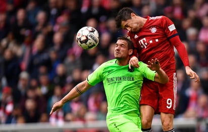 El goleador polaco Robert Lewandowski abrió el marcador 1-0 al minuto 27, tras un certero cabezazo, tras un centro al área por parte de Joshua Kimmich. (EFE)
