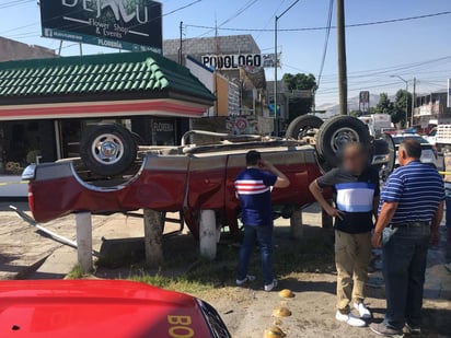 Paramédicos de la Cruz Roja arribaron al lugar para atender al chofer del vehículo mencionado. (EL SIGLO DE TORREÓN)