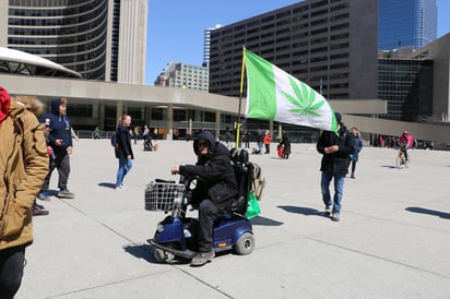 El gobernador de Illinois J.B. Pritzker anunció el sábado que alcanzó un acuerdo con legisladores clave sobre un pan para legalizar el uso recreativo de la marihuana en el estado a partir del próximo año. (ARCHIVO)