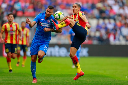 El español Édgar Méndez disputa una pelota contra el lateral de Monarcas, Efraín Velarde, (Jam Media)