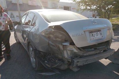 Ambas unidades involucradas en el accidente resultaron con daños materiales de consideración, además hubo una mujer lesionada. (EL SIGLO DE TORREÓN)