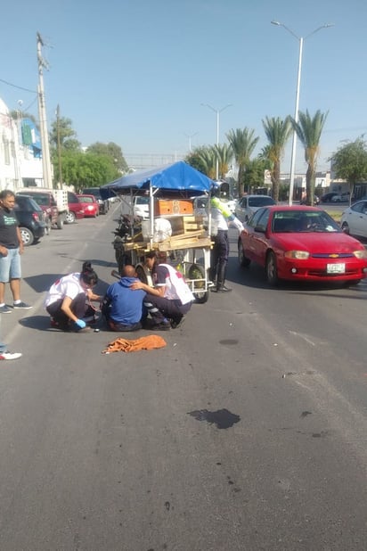 El hombre fue atendido en el lugar por personal de la Cruz Roja, el cual lo trasladó a un hospital para su atención. (EL SIGLO DE TORREÓN)