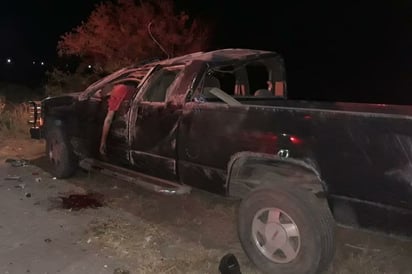 El cuerpo del hoy occiso quedó dentro del vehículo, mismo que luego de volcar terminó a un costado de la cinta asfáltica completamente destrozado y en posición normal. (EL SIGLO DE TORREÓN)